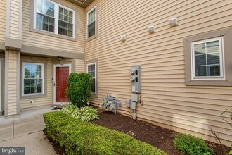 605 Julian Dr E in Warminster, PA - Building Photo - Building Photo