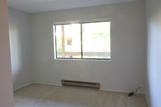 1051 Beach Park Blvd in Foster City, CA - Foto de edificio - Building Photo