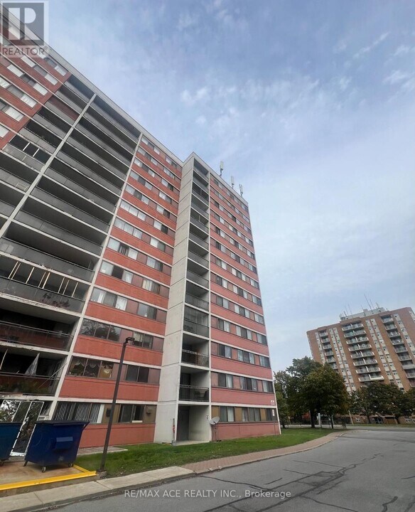 10 Tapscott Rd in Toronto, ON - Building Photo