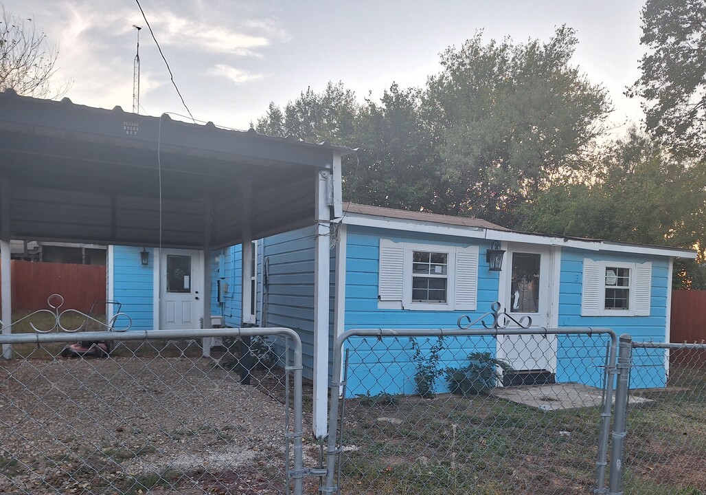 111 Ebner St in Graford, TX - Foto de edificio