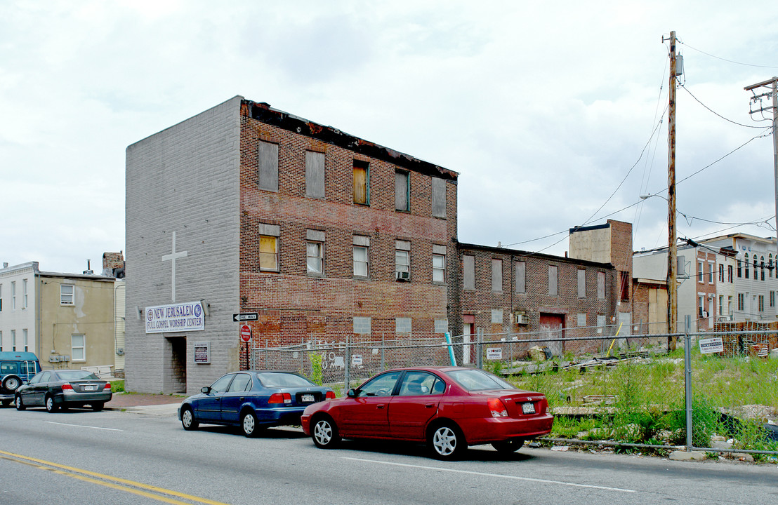 2117 E Fayette St in Baltimore, MD - Building Photo