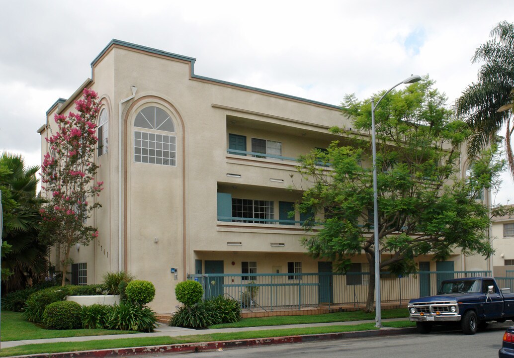 3701 Hughes Ave in Los Angeles, CA - Building Photo