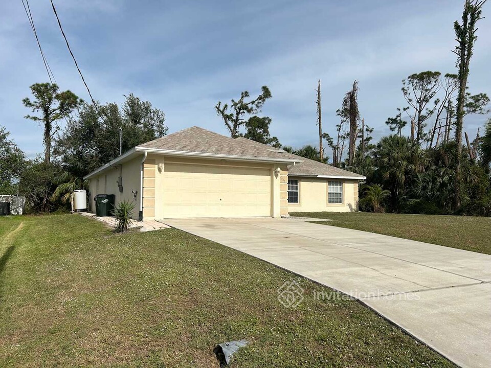 2388 Rio De Janeiro Ave in Punta Gorda, FL - Foto de edificio