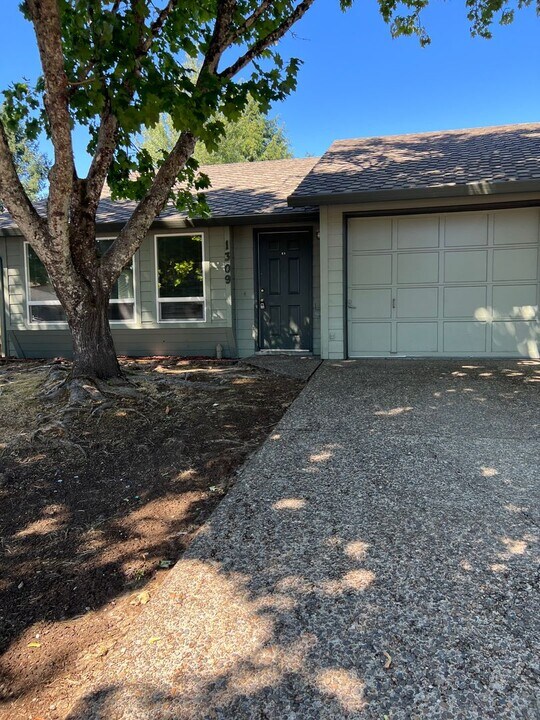 1309 SW Hilary St in McMinnville, OR - Building Photo