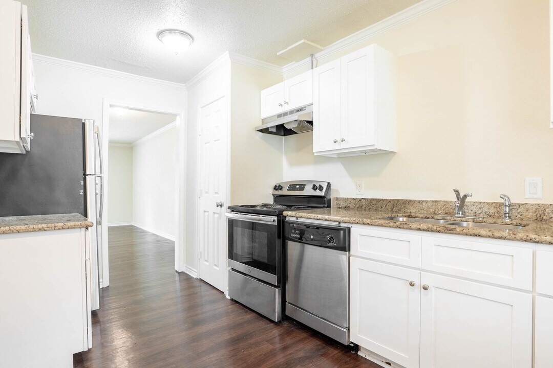 1960 Camelot St, Unit Regency in Orange, TX - Building Photo