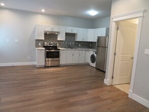 1005 Arngask Ave in Victoria, BC - Building Photo - Building Photo