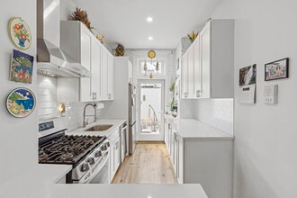 706 Willow Ave in Hoboken, NJ - Building Photo - Building Photo