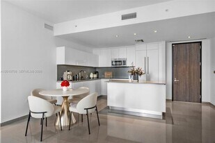 88 SW 7th St, Unit 809 in Miami, FL - Building Photo
