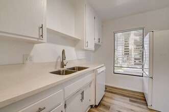 7044 Lanewood Ave in Los Angeles, CA - Building Photo - Interior Photo