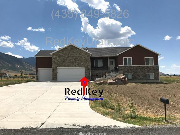 1815 Spring Meadow Dr in Tooele, UT - Building Photo