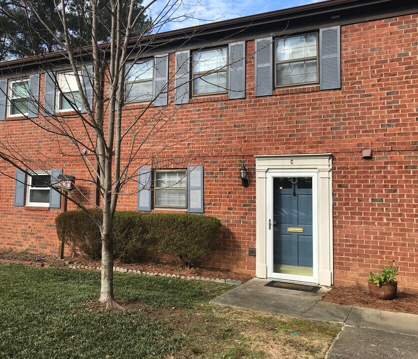 5813 Nottoway Ct, Unit C in Raleigh, NC - Foto de edificio