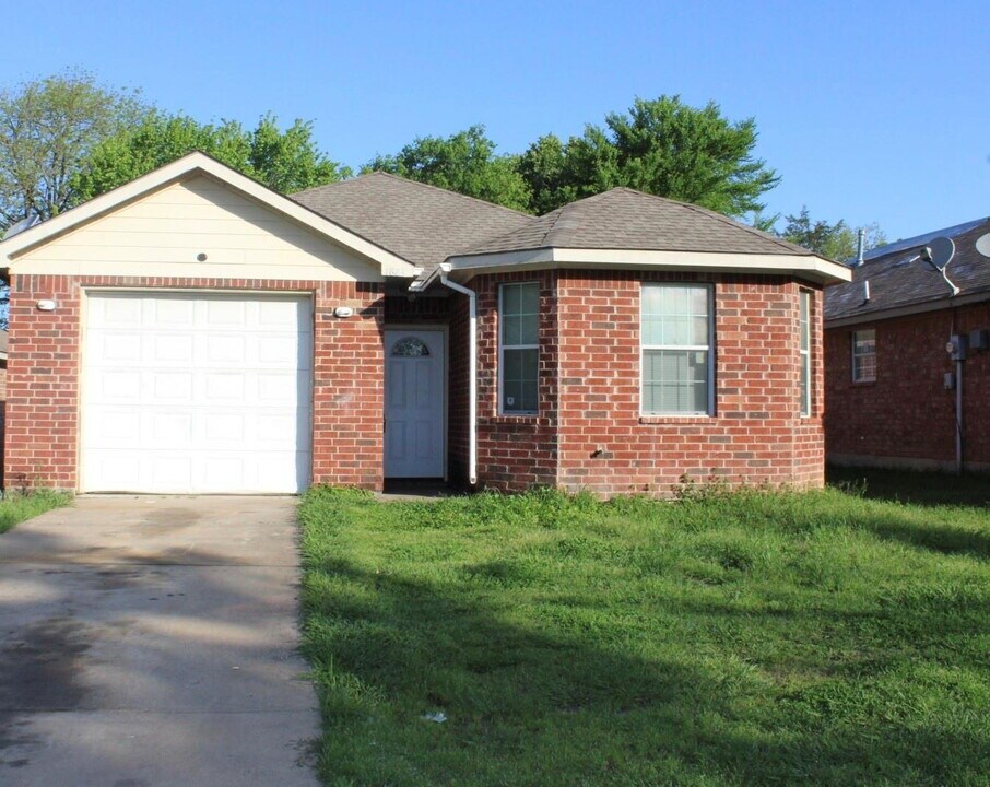 1823 Smoke Tree Ln in Dallas, TX - Building Photo