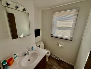 902 Cedar River Dr NW in Waverly, IA - Building Photo - Building Photo