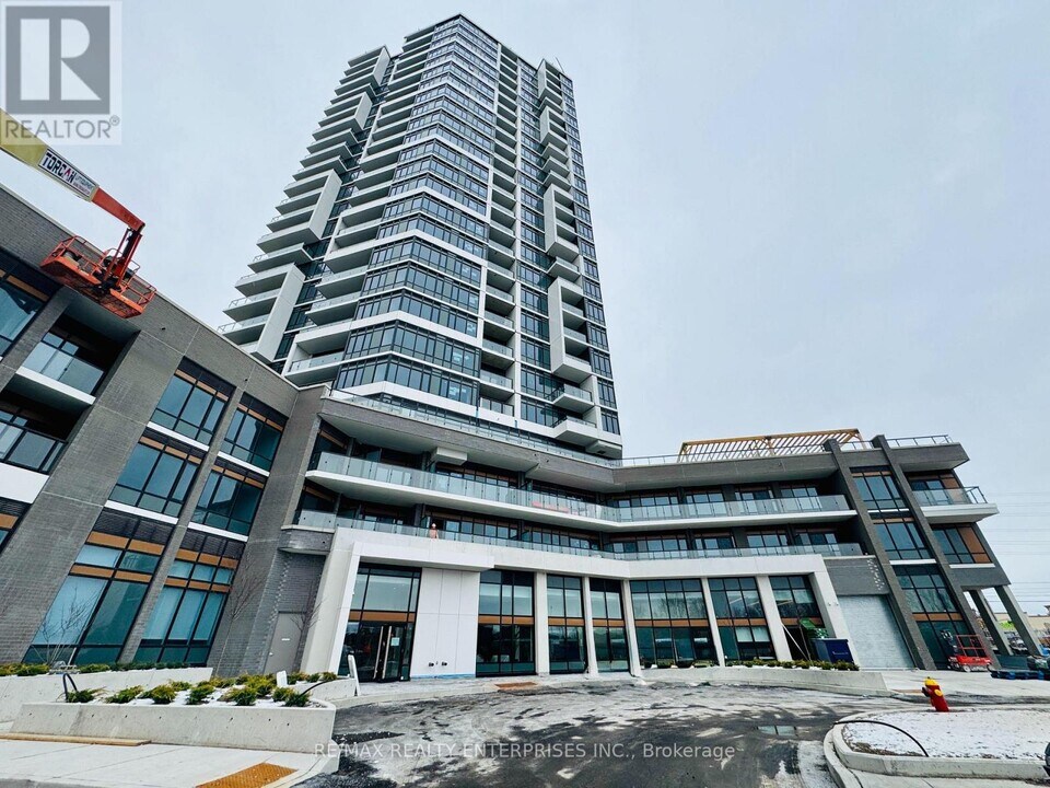 8020 Derry Rd in Milton, ON - Building Photo