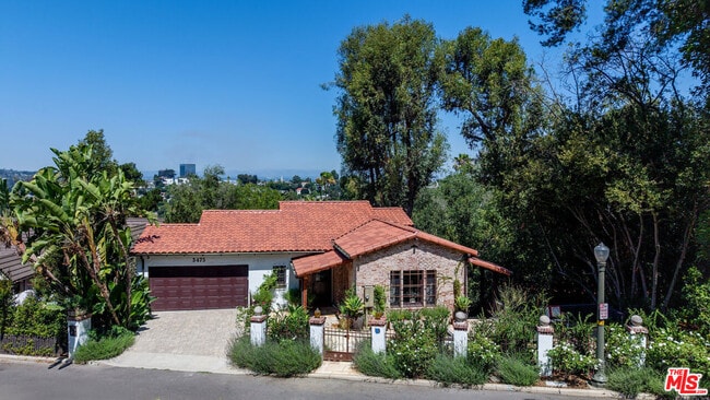 property at 3475 N Knoll Dr
