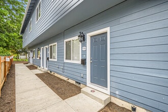 4789 NE 108th Ave in Portland, OR - Foto de edificio - Building Photo