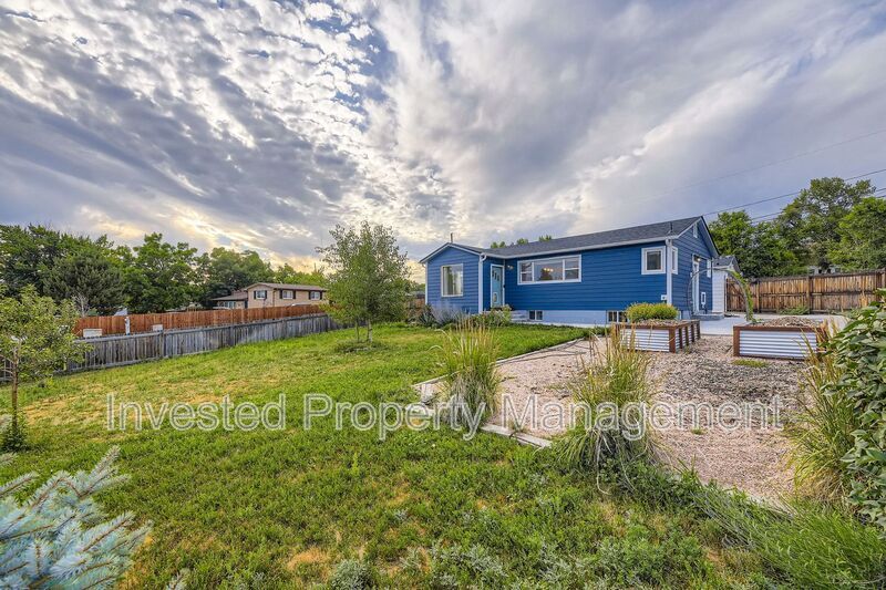 8411 W 64th Pl in Arvada, CO - Foto de edificio