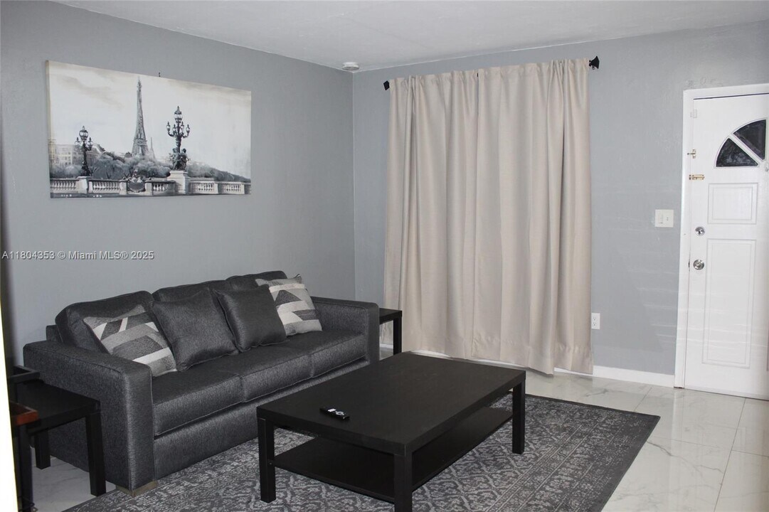 3400 SW 25th St in Miami, FL - Building Photo
