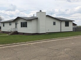 904 Wilson Ave in Havre, MT - Building Photo