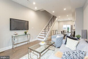 542 Pierce St in Philadelphia, PA - Building Photo