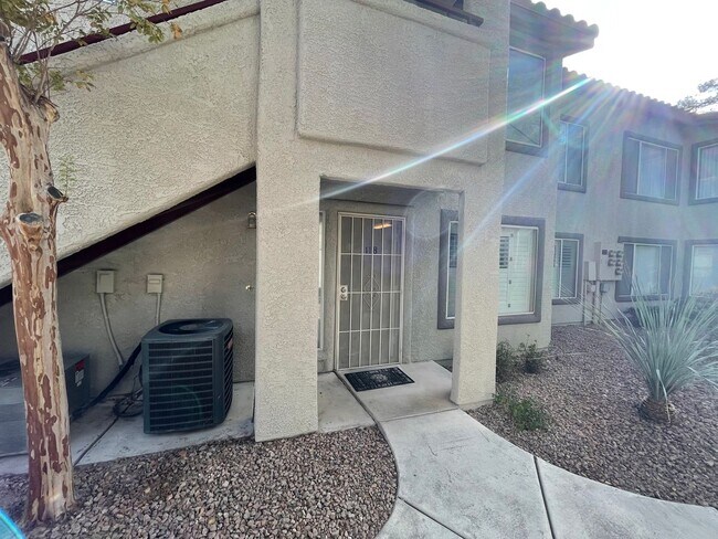 4955 S Lindell Rd in Las Vegas, NV - Foto de edificio - Building Photo