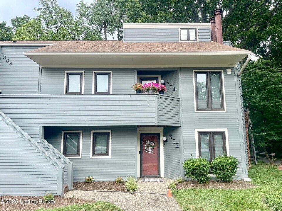 302 Cres Spring Dr in Louisville, KY - Foto de edificio