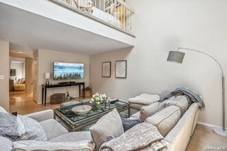 92 Estate Dr in Jericho, NY - Building Photo - Building Photo