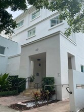 40 Calabria Ave, Unit 101 in Coral Gables, FL - Foto de edificio - Building Photo