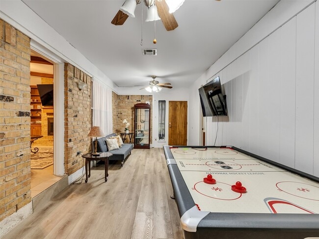 4002 Thistledown Dr