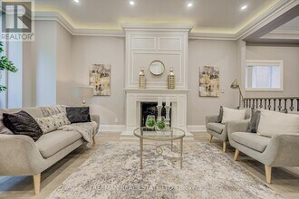 916 Manning Ave in Toronto, ON - Building Photo - Building Photo