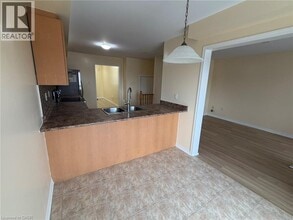 121 Bloomington Dr in Cambridge, ON - Building Photo - Building Photo