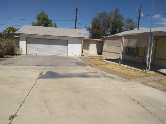 2025 Hualapai Dr in Bullhead City, AZ - Building Photo - Building Photo