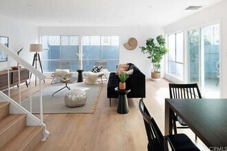 5447 Zelzah Ave in Los Angeles, CA - Building Photo - Building Photo