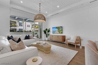 201 8th St S in Naples, FL - Building Photo - Building Photo