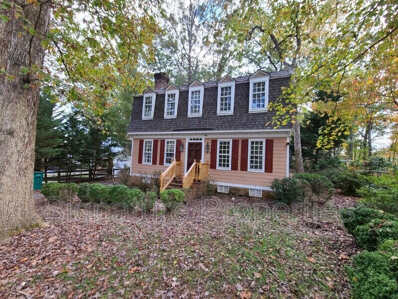 2302 Mountainbrook Dr in Richmond, VA - Foto de edificio