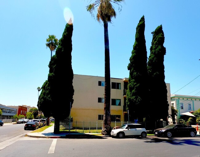 5501 Sierra Vista Ave in Los Angeles, CA - Foto de edificio - Building Photo