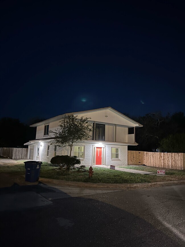 508 E Le Roy St in Three Rivers, TX - Foto de edificio - Building Photo