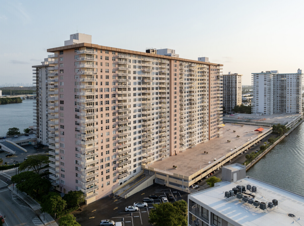 251 174th St, Unit 2104 in Sunny Isles Beach, FL - Foto de edificio