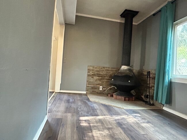 22008 Crest Forest Dr in Crestline, CA - Building Photo - Building Photo