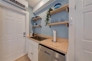 382 Spring St in Newport, RI - Building Photo