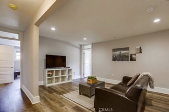 Raymond Avenue in Los Angeles, CA - Building Photo - Interior Photo
