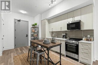 2075 King Rd in King, ON - Building Photo - Building Photo