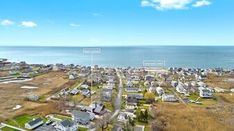102 Chalker Beach Rd in Old Saybrook, CT - Building Photo