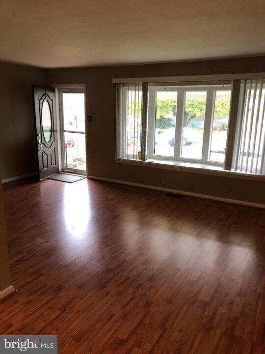 8550 Tolbut St in Philadelphia, PA - Building Photo