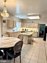 2 Royal Dominion Ct in Bethesda, MD - Building Photo