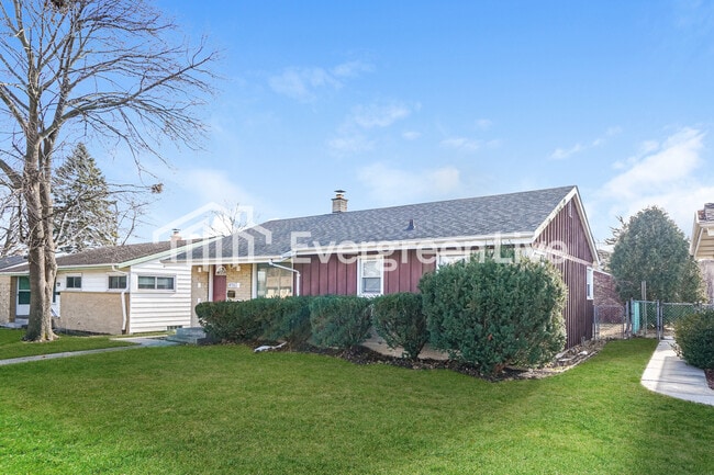 8715 W Lawrence Ave in Milwaukee, WI - Building Photo - Building Photo