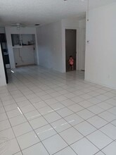 5849 Crestmont St, Unit A in Clearwater, FL - Foto de edificio - Building Photo
