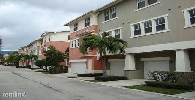 690 Amador Ln-Unit -Unit 1 in West Palm Beach, FL - Building Photo - Building Photo