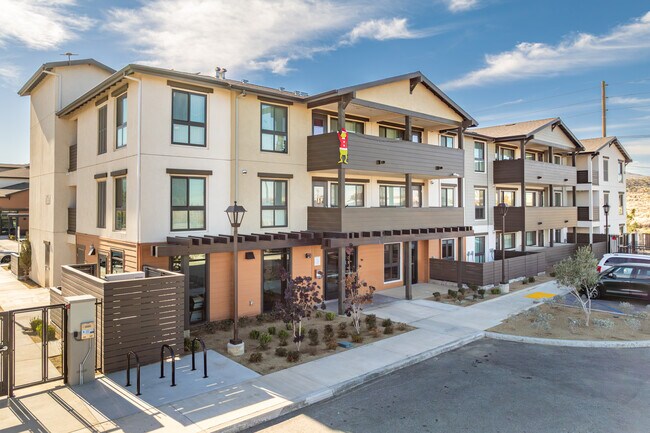 Juniper Grove in Palmdale, CA - Foto de edificio - Primary Photo