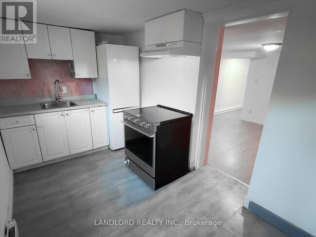 2469 Queen St E in Toronto, ON - Building Photo - Building Photo